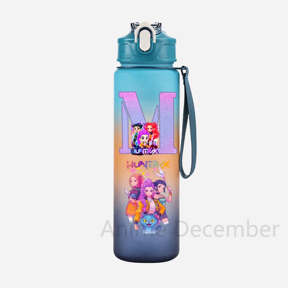 Anime K-Pop Lovci démonů A-Z Anglické písmeno Potisk Modrý hrnek na vodu Lovci démonů Velkoobjemová Venkovní Přenosná Láhev na pití pro Chlapce Dívku Dárek