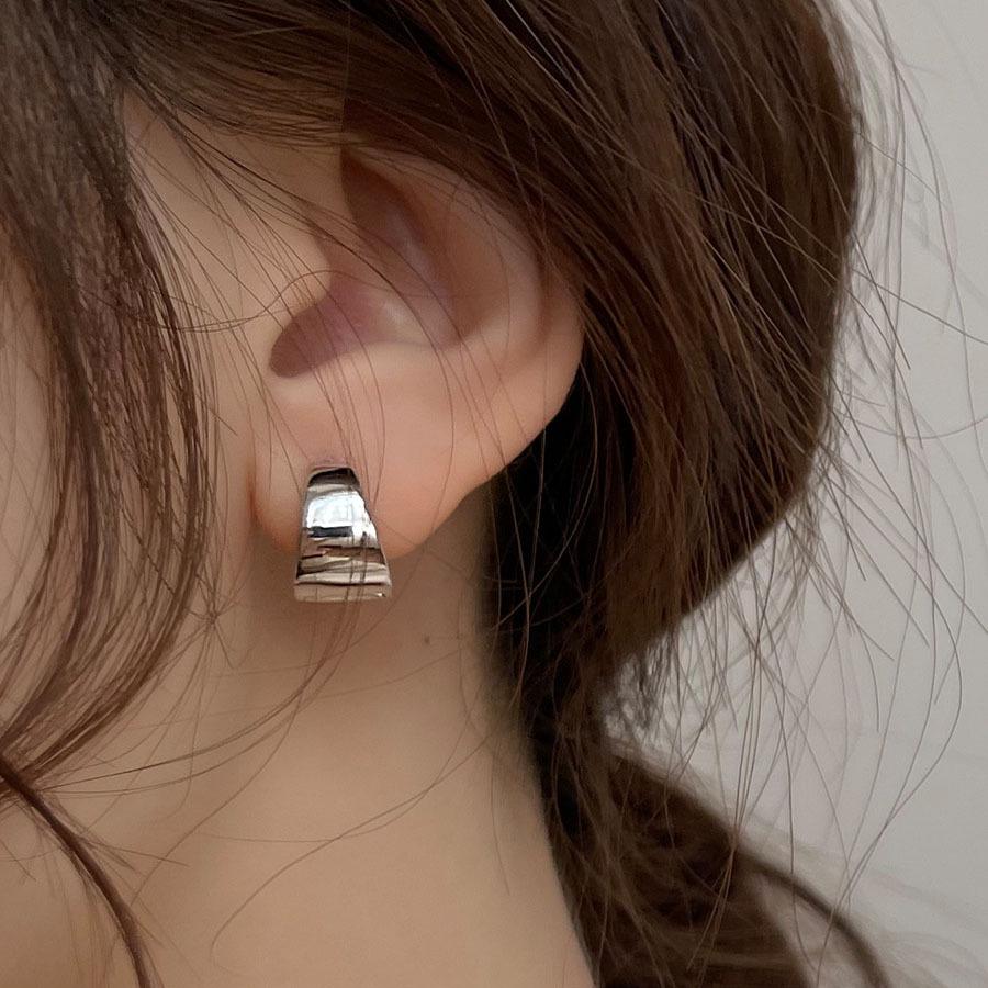 Wide Circle Cold-Style Silver Needle Earrings for Women – Niche Design, Advanced Simple Fashion for Summer