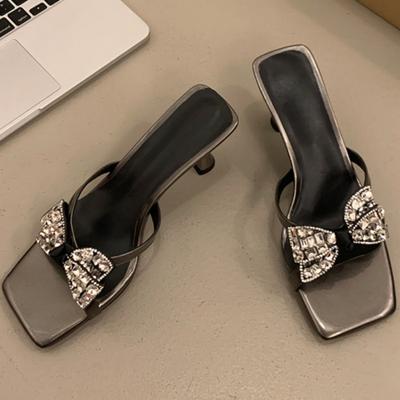 Damen Sandalen mit feinem Absatz Mode Quadratische Zehenpartie Flacher Ausschnitt Kristall Schmetterlingsknoten Set Fuß High-Heel Pantoletten