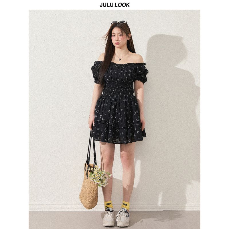 

Julu Studio Sukhumvit Monsoon Plus-Size Floral Dress with Puff Sleeves and Square Neck, Slimming Effect, Large Size Dress Black M(45kg-52.5kg)