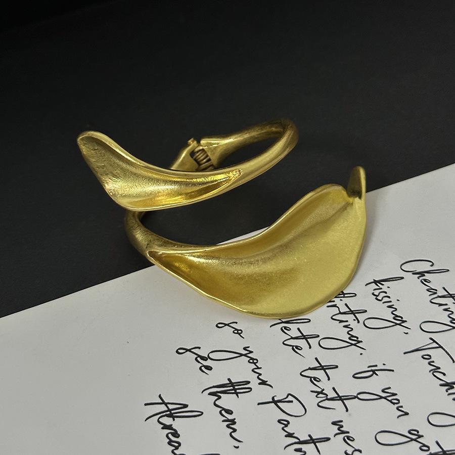 

Ожерелье с золотыми листьями и цветами — европейский и американский стиль, мода высокого класса, преувеличенно открытый дизайн