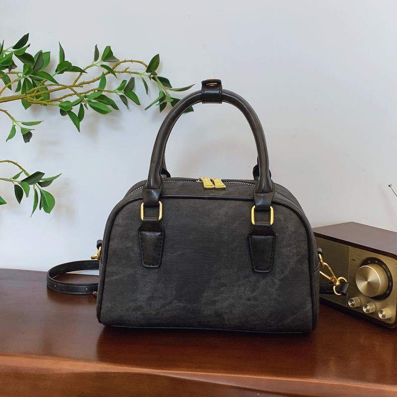 

2025 новая модная сумка-подушка женская офисная работница зарубежный стиль портативная маленькая сумка сумка через плечо мессенджер 24*12*15 чёрный