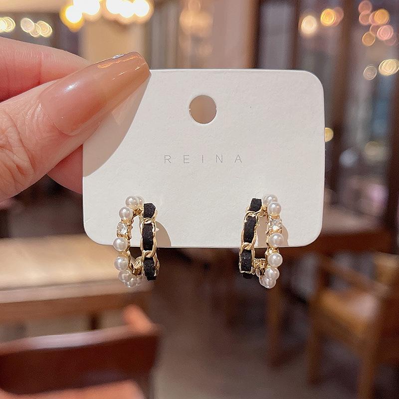 High end French retro black velvet pearl C-shaped earrings, feminine and personalized earrings