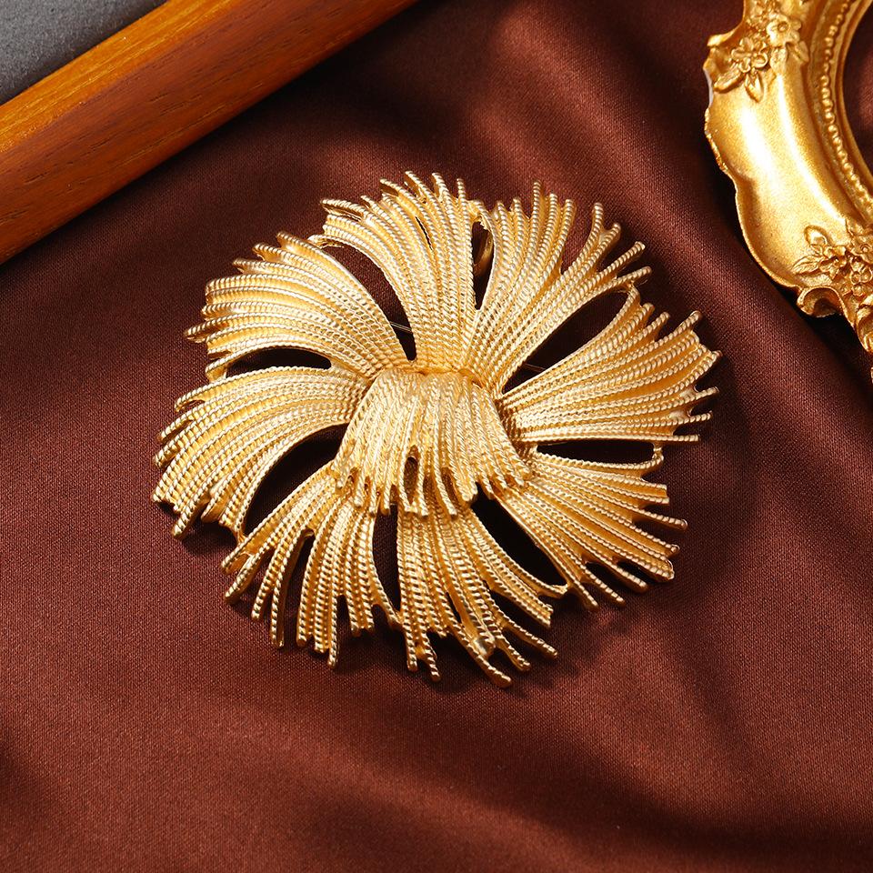 New Court French Style Tassel Corsage Matte Gold Flower Coat Suit Female Vintage Brooch
