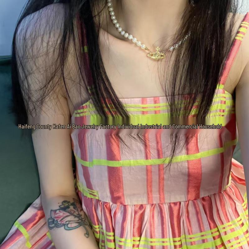 Exquis collier pendentif planète en diamant et perle