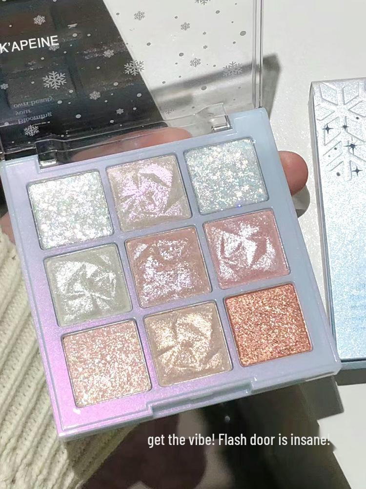 

Палетка теней для век Kappel Snowflake из девяти цветов с мерцающим хайлайтером и эффектом дробленого бриллианта.