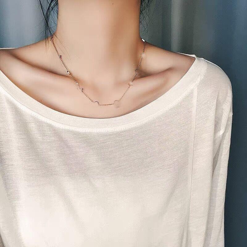 Elegant Titanium Steel Four-Leaf Clover Clavicle Necklace: Versatile, Skin-Tone Enhancing, Minimalist Jewelry for Women.
