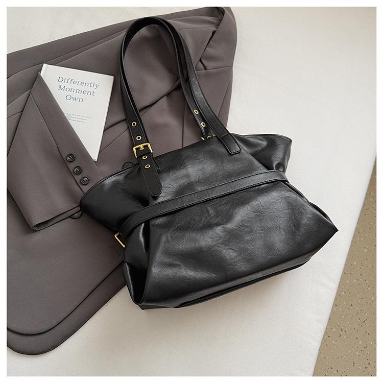 

Кожа с масляной восковой пропиткой, сумка через плечо из кожи иностранного производства, женская, новая коллекция 2025 года, ретро, большая вместительность, сумка подмышку, модная и продвинутая сумка для通勤 чёрный