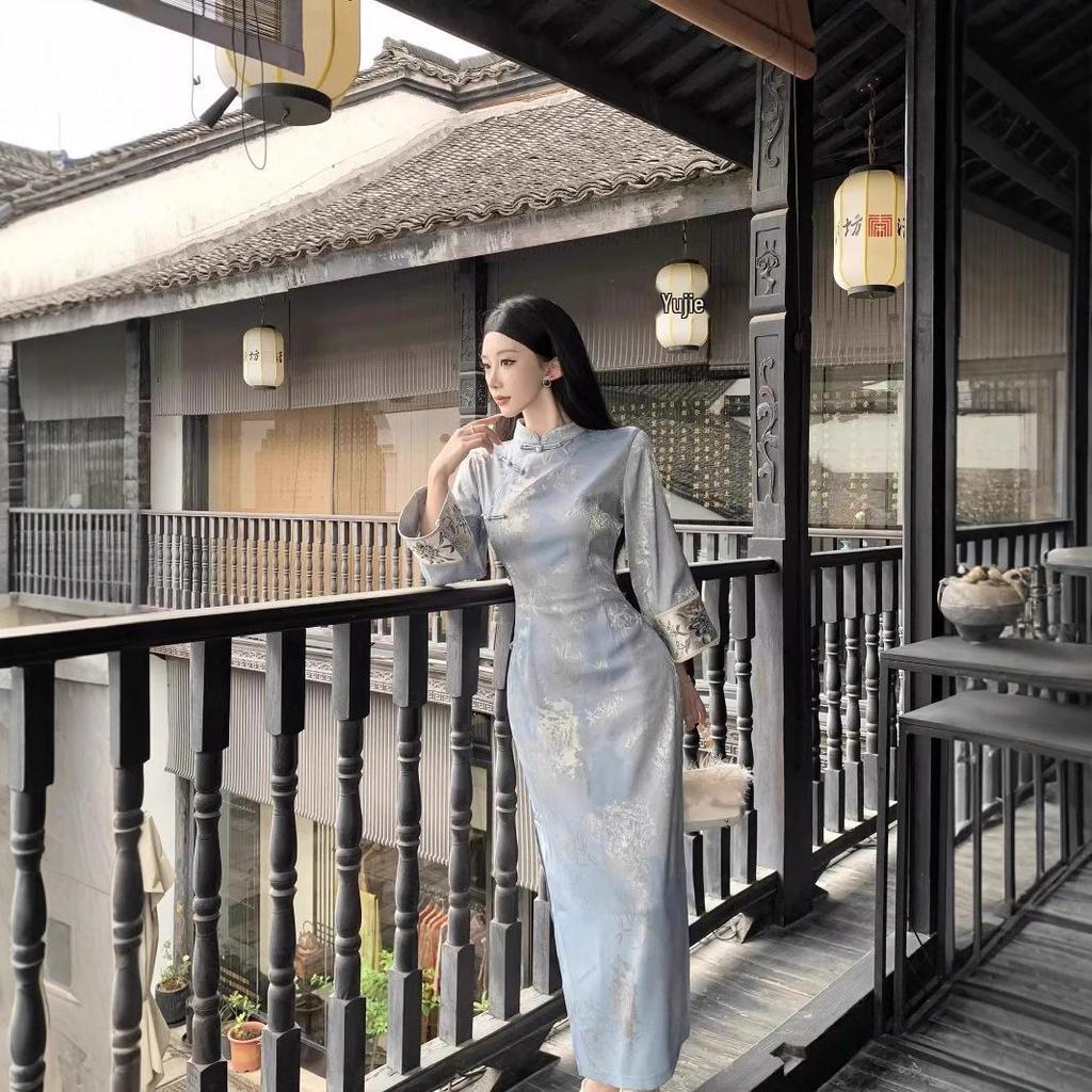Jesień 2025 Wykwintna sukienka qipao z niebieskim nadrukiem i łączonymi rękawami