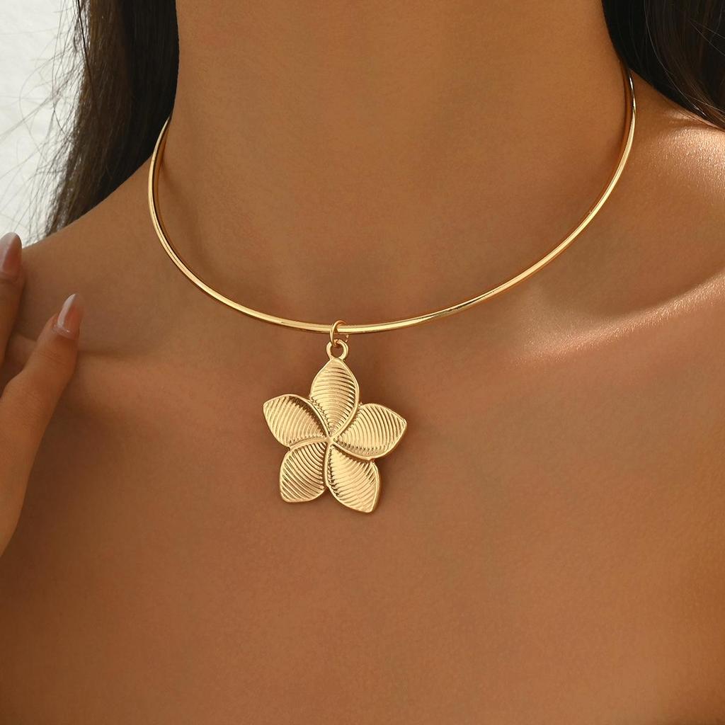 Elegant Gold Flower Pendant Choker Necklace with Versatile Plain Ring