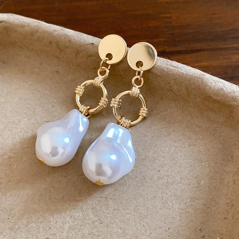 French Retro Silver Needle Irregular Pearl Stud Earrings Elegant Temperament Gentle Earrings Light Luxury High-end Versatile Earrings