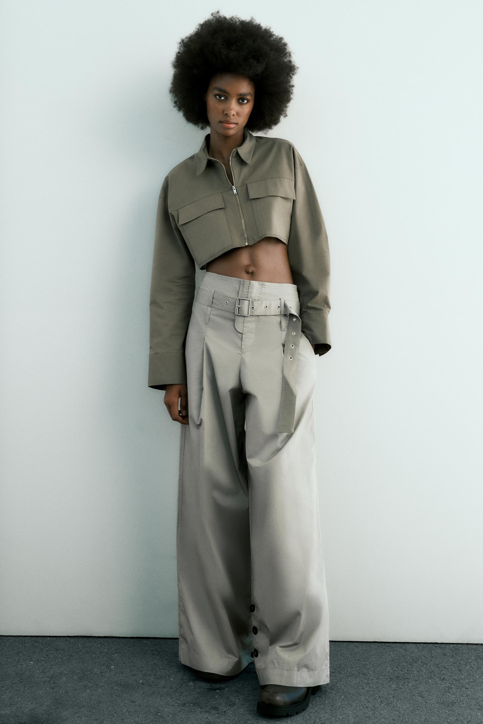 

УКОРОЧЕННАЯ РУБАШКА ИЗ ТКАНИ ГАБАРДИНА