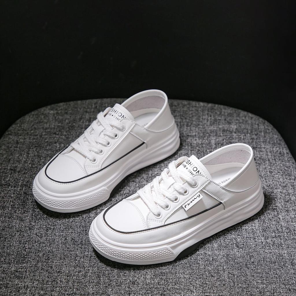 Two women wearing lazy little white shoes 2025 summer new versatile platform chic Korean board shoes Hong Kong style breathable casual shoes