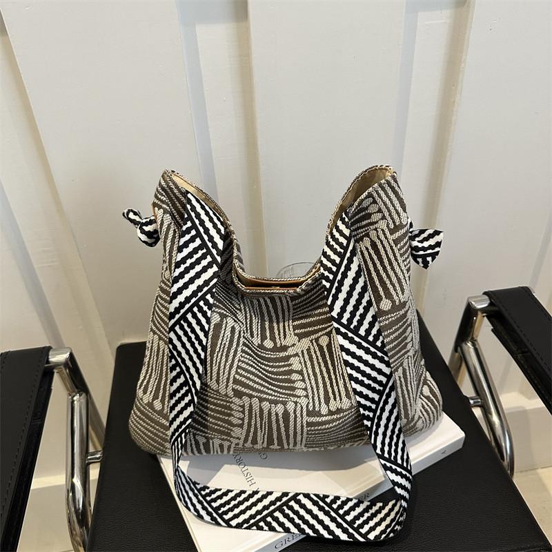 

Large Capacity Canvas Tote Bag For Women With Stylish Plaid Design And Casual Vibe