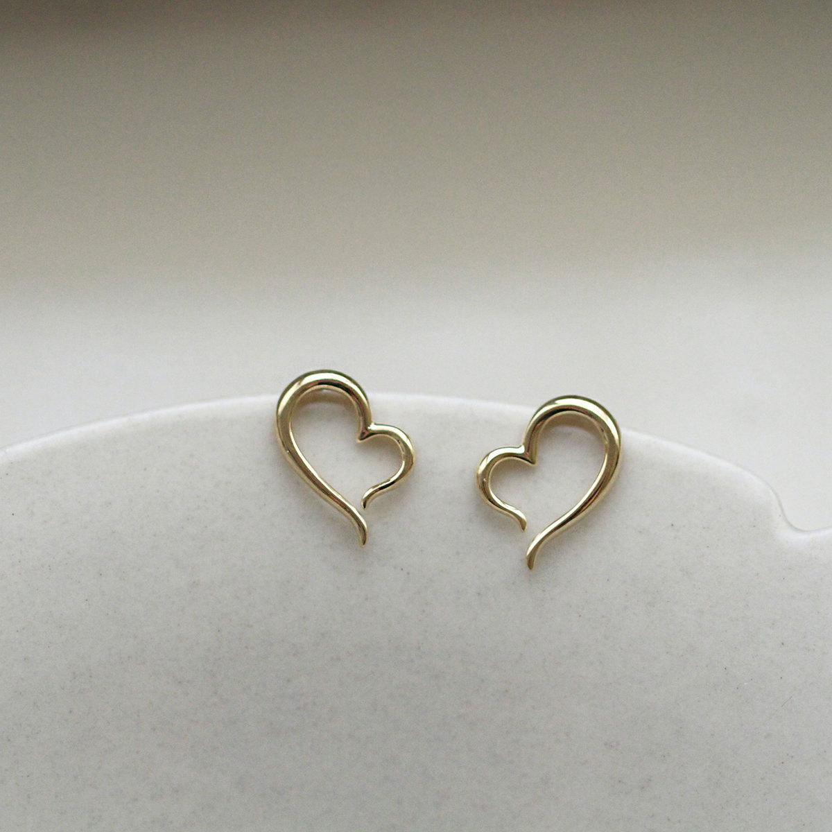 

Женский холодный стиль универсальный темперамент простые линии любовь серьги полые серьги для женщин