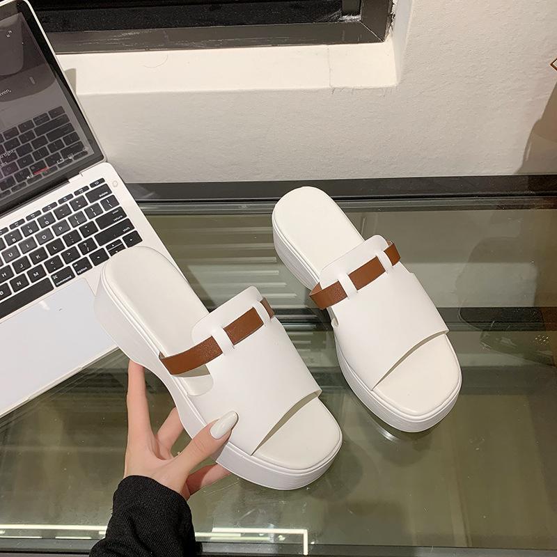 

2025 летние шлепанцы на платформе, нескользящие и износостойкие, универсальные шлепанцы с открытым носком, новая модная уличная обувь, пляжные шлепанцы 36 белый