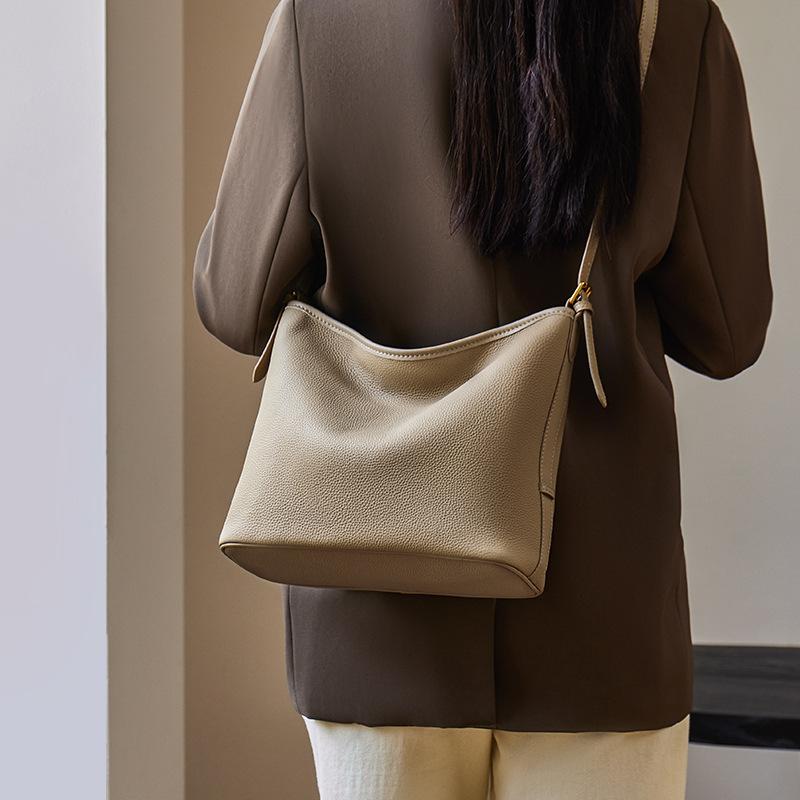 Mrs. Qiao 2025 Autumn Winter New Trendy Tote Bag Niche Simple Style Single Shoulder Women's Bag Large Capacity Commuter Women's Bag