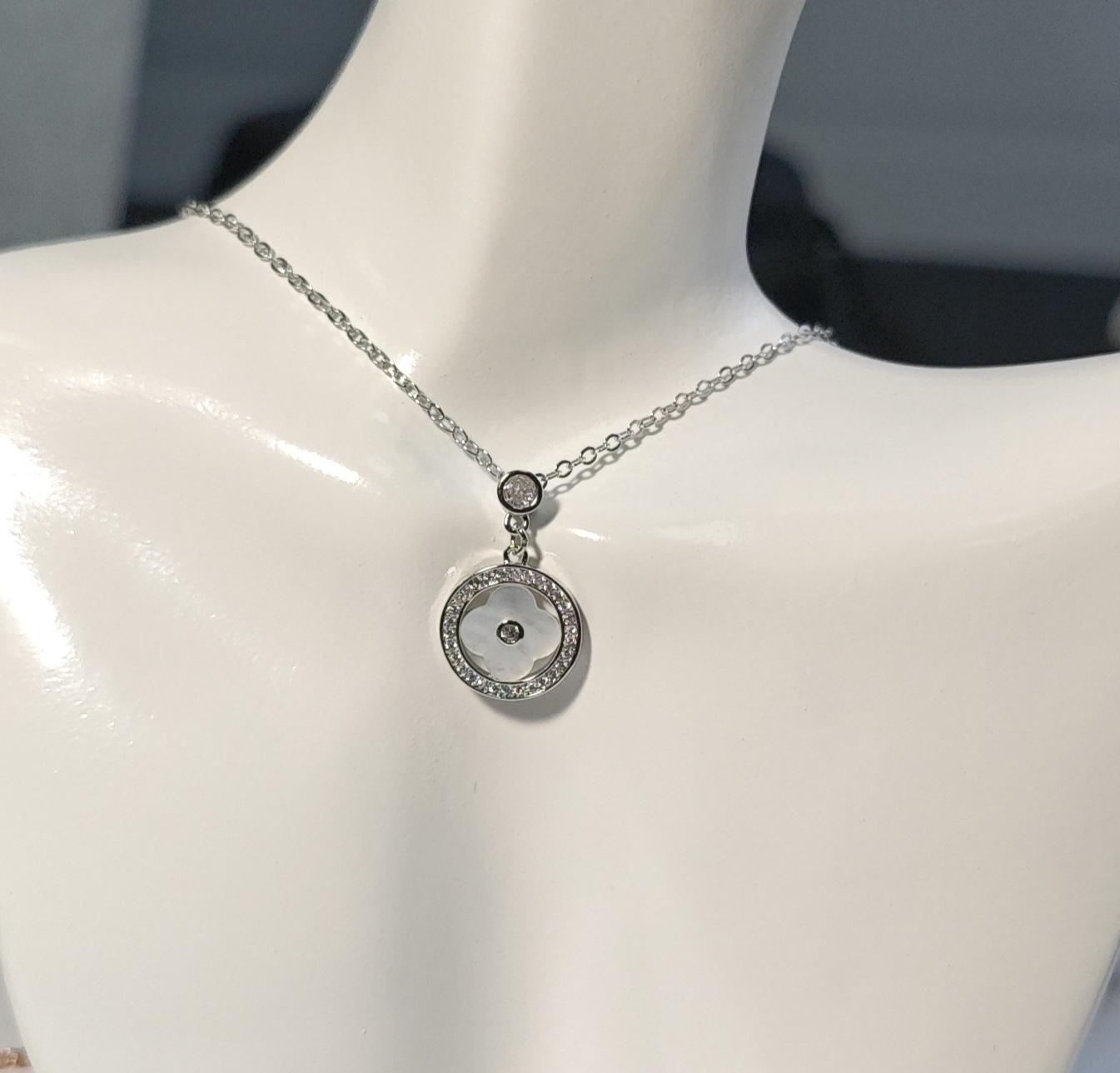 

Изящное ожерелье-подвеска из перламутра и бриллиантов – Элегантный нишевый дизайн