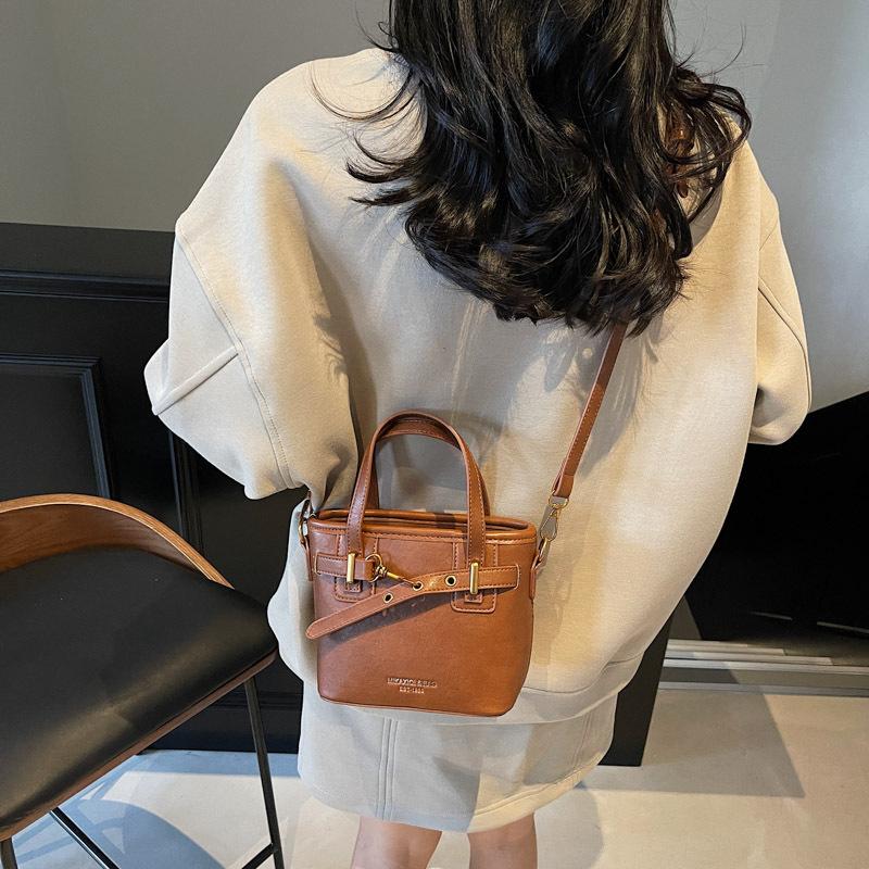 

Трендовая крутая портативная маленькая сумка женская 2025 новая мода сумка-ведро для通勤 высококлассная ретро сумка-мессенджер 20*9*15