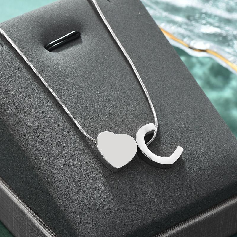 Elegante Colar com Pingente de Coração com Alfabeto Personalizado em Aço Inoxidável para Mulheres