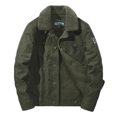 Männlicher Mann mittleren Alters mit Fleecejacke und dickem Revers mit mehreren Taschen und Baumwollkleidung.
