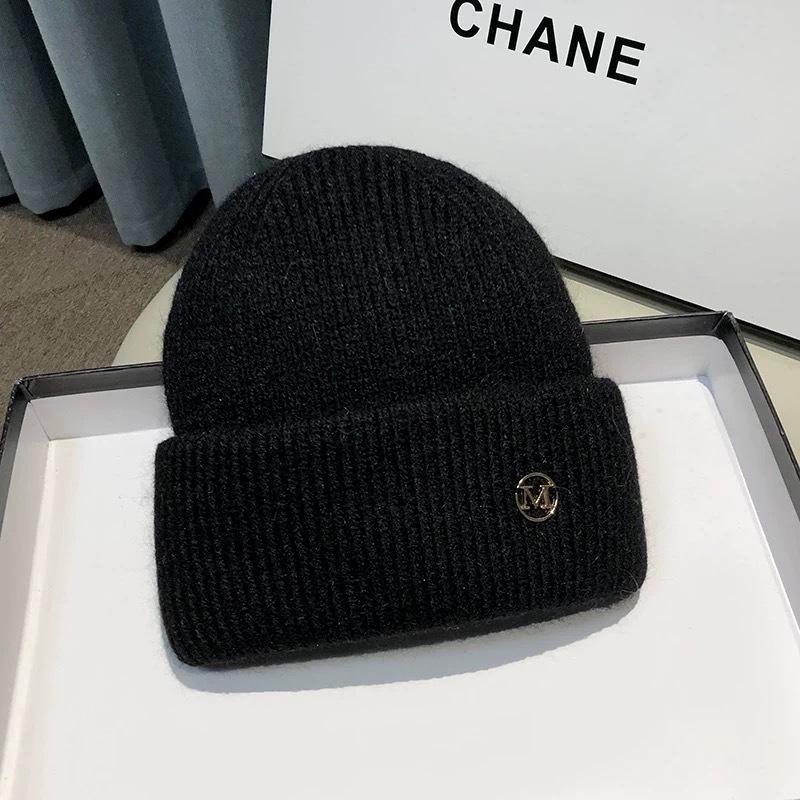 Winter Fashion Popular Soft Unisex Character Travel Keep Warm Knitted Beanies Solid Metal Letter 100% Polyester