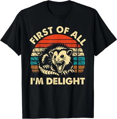 Zuerst einmal bin ich ein entzückendes, sarkastisches, wütendes Opossum.. Unisex-T-Shirt als Geschenk