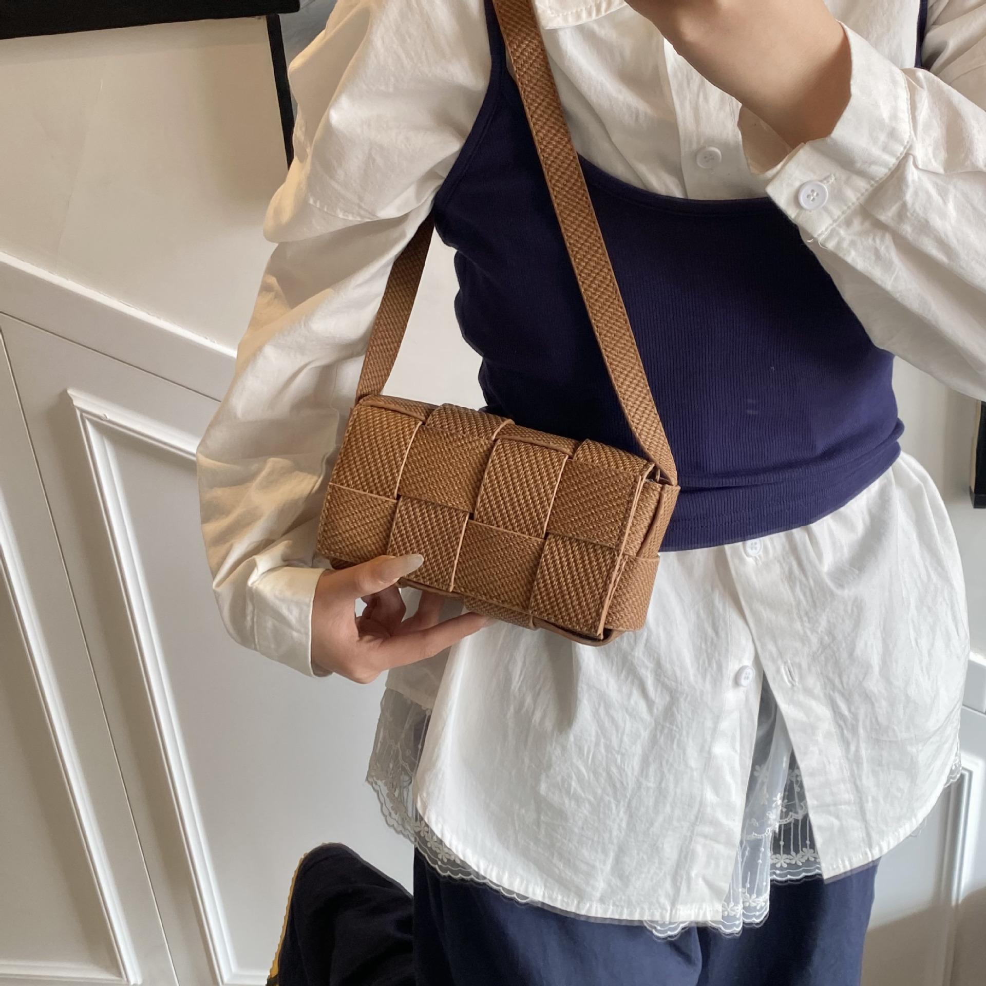 Women s bags, hand-woven bags, fashionable solid color versatile small square bags, shoulder messenger bags. коричневый