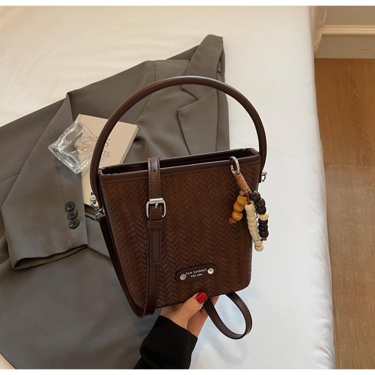 

Niche design woven handbag women s 2025 new retro texture bucket bag fashionable commuter shoulder messenger bag темно-коричневого