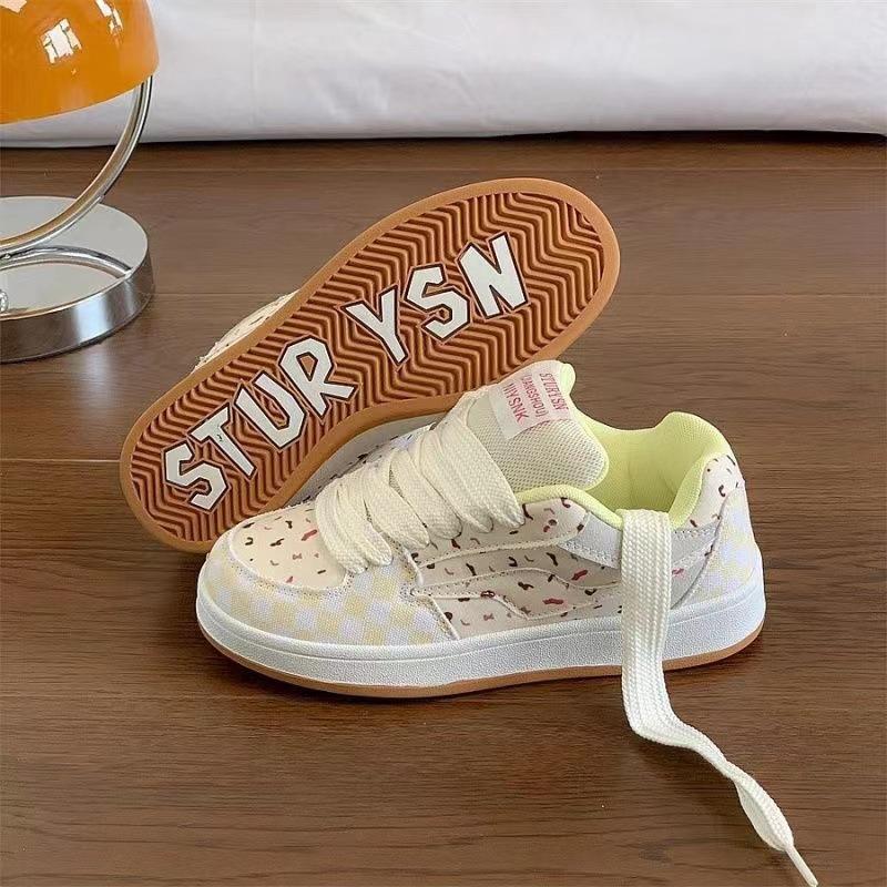 Korean version of student leisure niche design sense board shoes tide 2025 new Harajuku port style flat bottom street shooting sports shoes women
