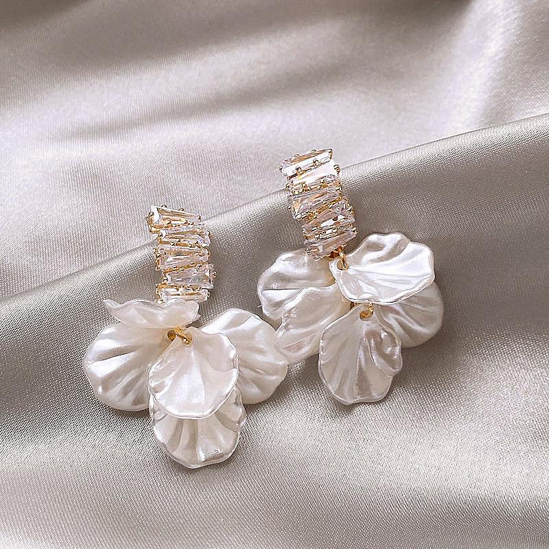 2025 Luxury Flower Shell Pearl Stud Earrings: Elegant Niche Design for Women