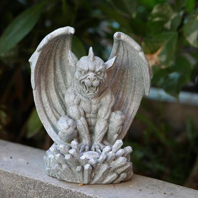 Gartenstatue mit Solarlicht, Gargoyle-Skulptur, gotische wetterfeste Ornamentbeleuchtung für den Hinterhof