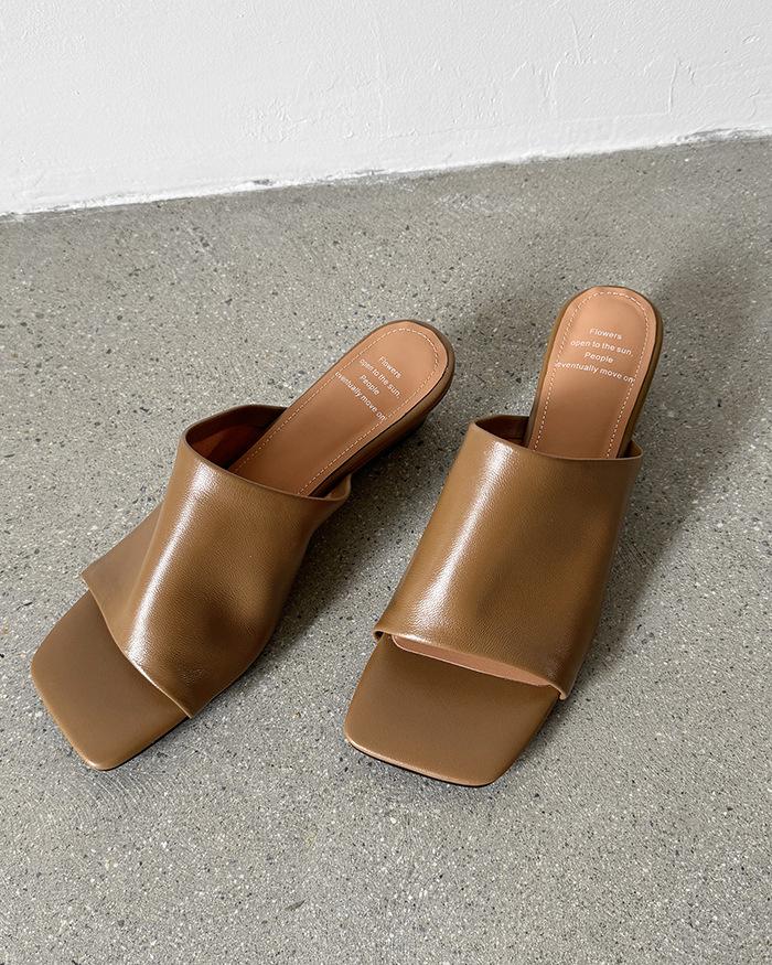 

High sense~ niche minimalist slope heel one-word slippers women s 2025 summer new fashion outer wear open-toed sandals 40 темно-коричневого