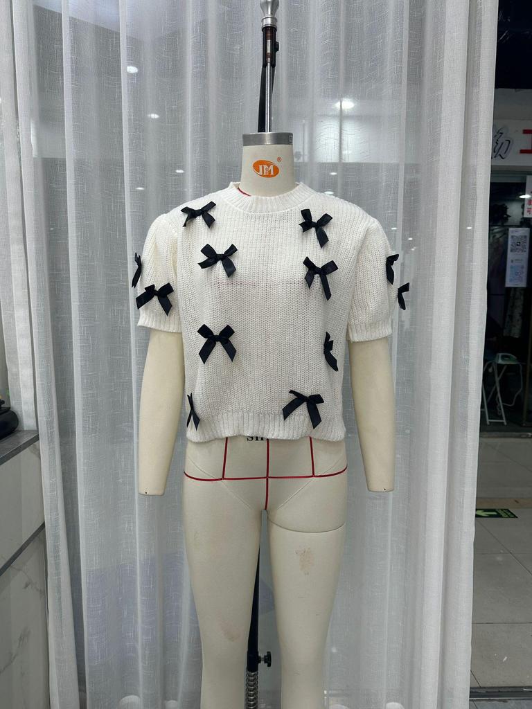 Dámský ležérní svetr s kulatým výstřihem a krátkým rukávem s mašlí, jednobarevný, jaro/léto 2025