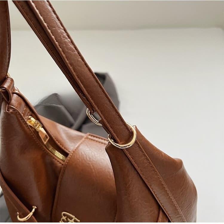 Portable casual handbag for short trips with one shoulder