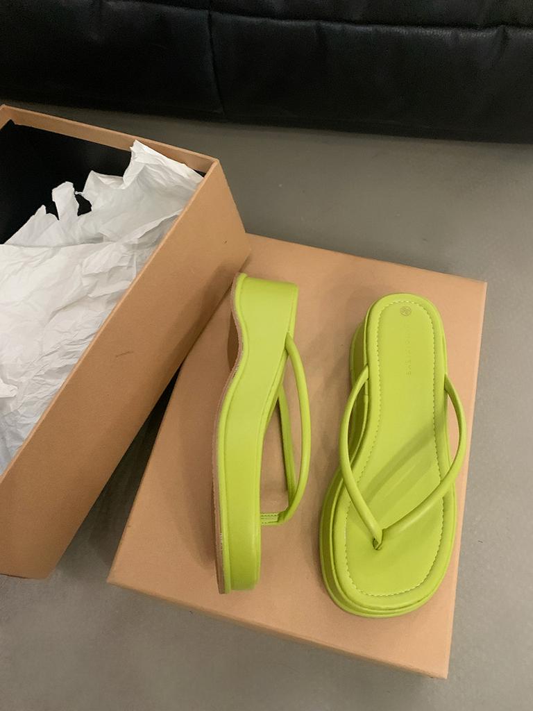 Simple and versatile flip-flop shoes women's shoes 2025 new summer heightening thick-soled beach sandals