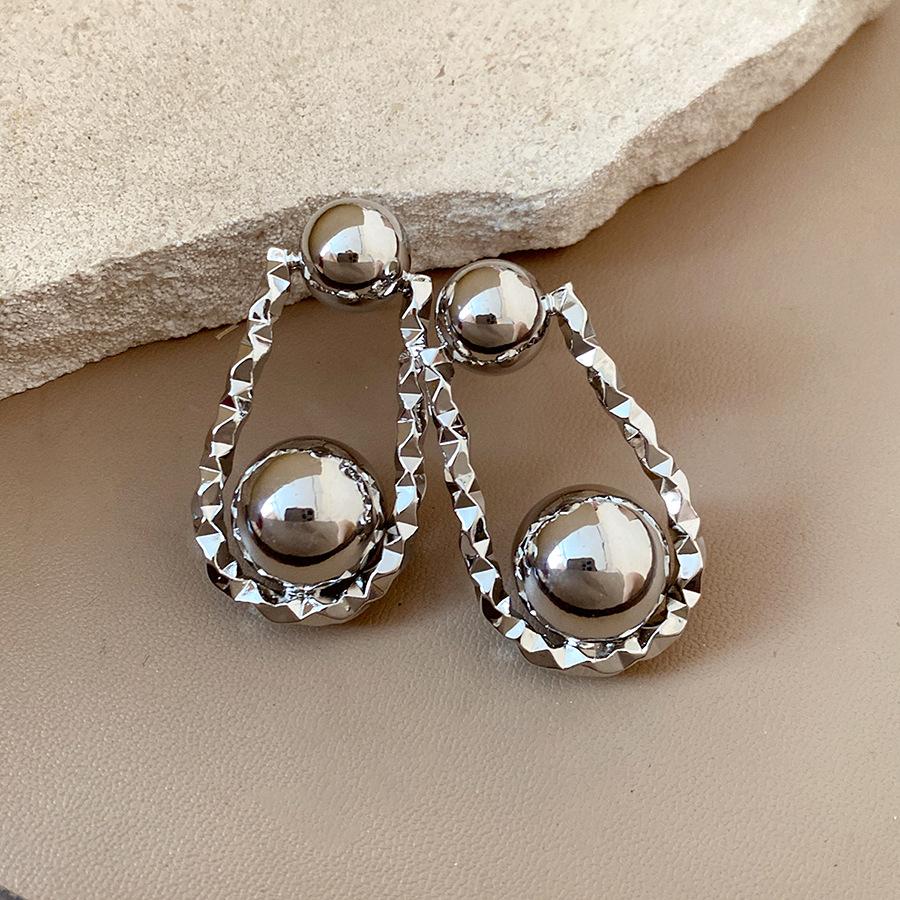 

Silver needle glossy round twisted pendant earrings, cold wind temperament earrings, light luxury and high-end earrings.