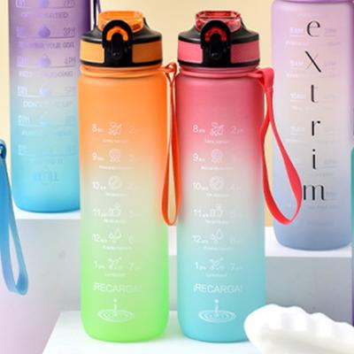 Botella de agua de gran capacidad de 1000ml con vaso de plástico con pajita, taza deportiva, botella de agua para deportes al aire libre con gradiente de plástico