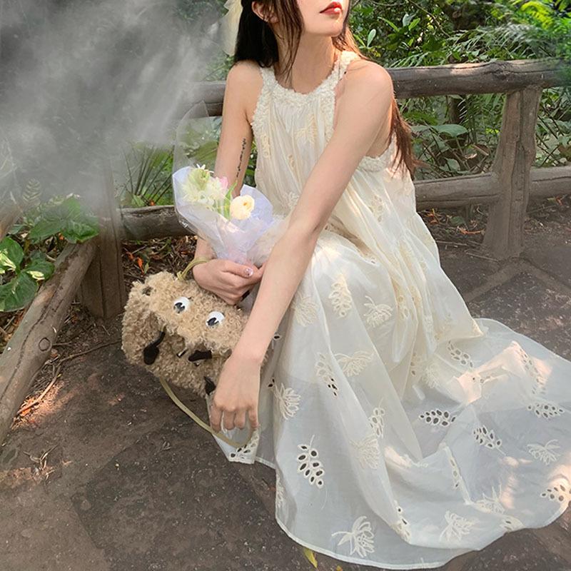 

Платье макси с вышивкой на шее