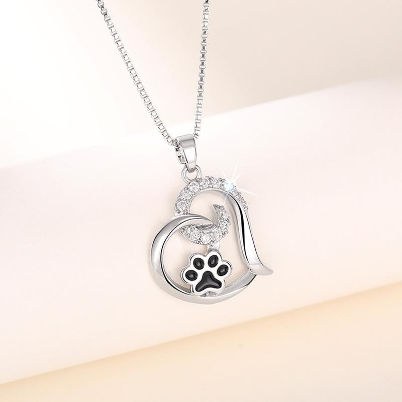 Ladies' Heart-shaped Cat Paw Pendant Necklace Collarbone Chain, Exquisite and Elegant Jewelry, Suitable for Daily Wear and Birthday Gifts