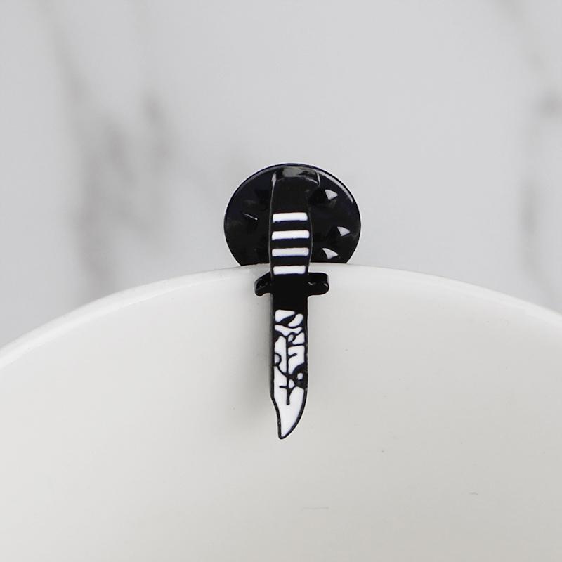 Funny Ghost Face Pattern Dag ger Design Enamel Brooches Dark Black Knife Shaped Pins Halloween Badge