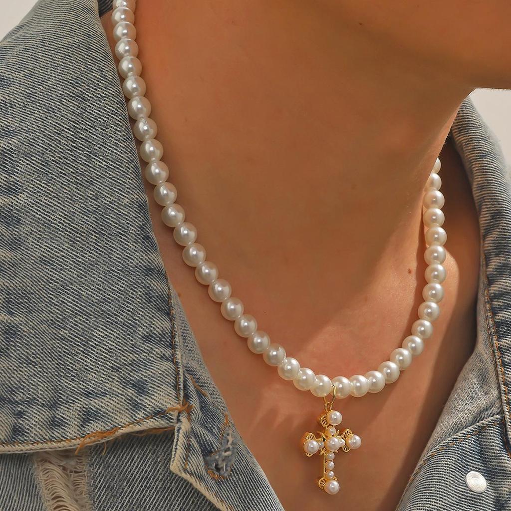European and American Style Imitation Pearl Cross Necklace - Simple, Retro, Light Luxury Clavicle Chain, Unisex Fashion Accessory.