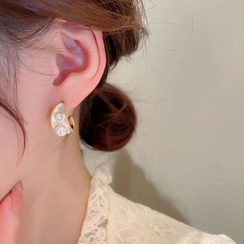 2023 Retro C-Shaped Faux Pearl Hoop Earrings for Women - Hong Kong Style Studs
