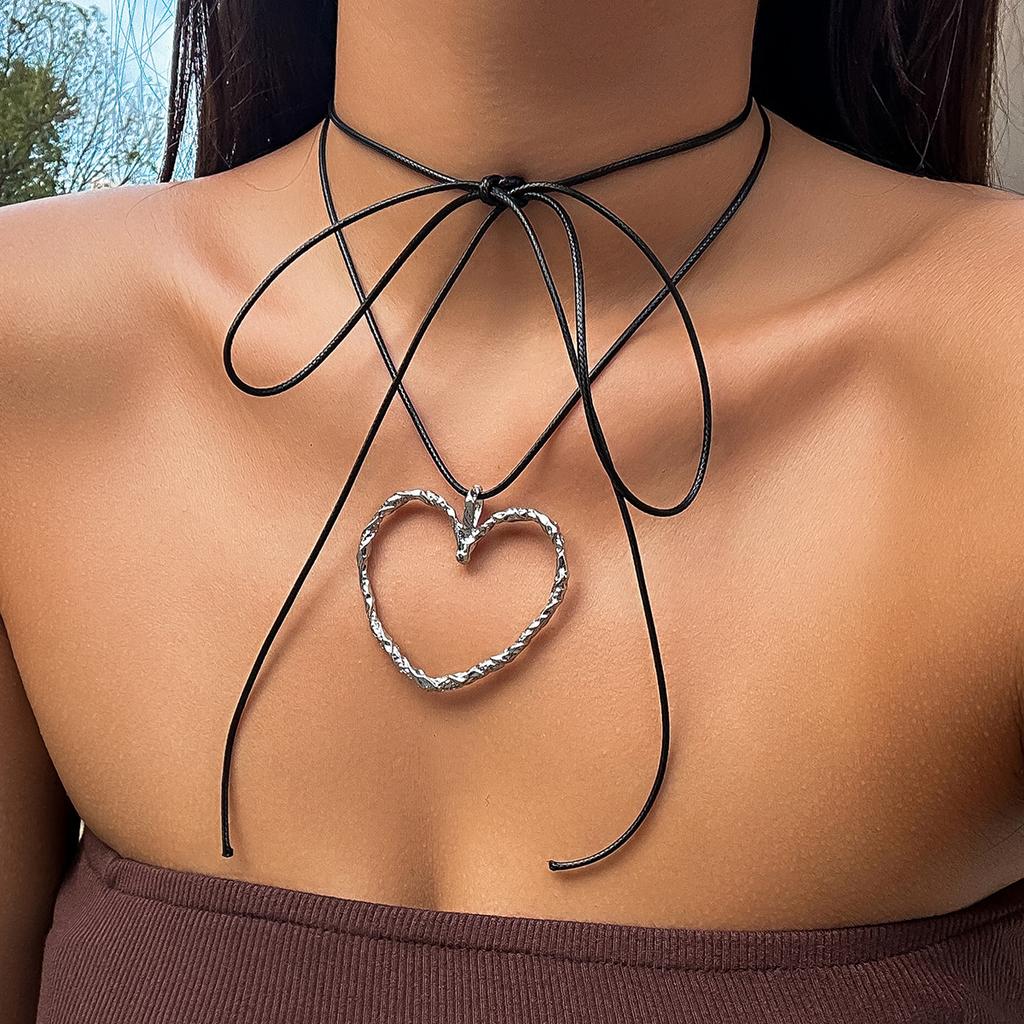 Sweet and Cool Exaggerated Big Love Necklace Metal Velvet Collar for Women, Versatile