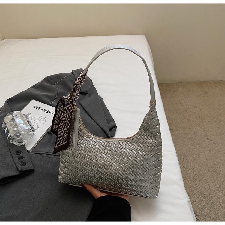 

2025 new Sen Meng French woven pattern armpit bag women s retro fashion niche crescent bag feeling commuter shoulder bag срібний