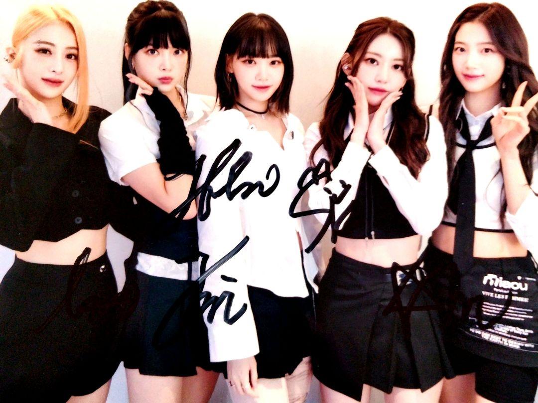 

[USED] On sale...Large size photo autographed by Lu Seraphim...