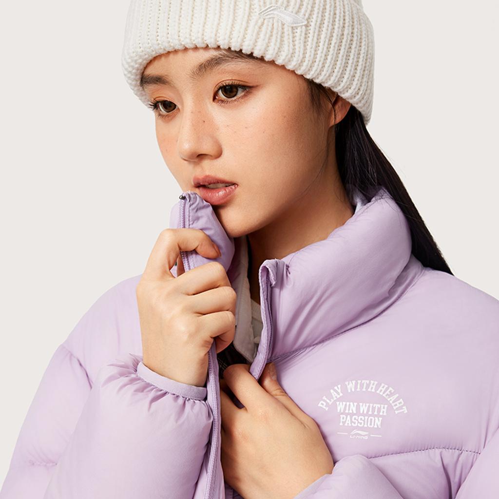 Li Ning Comfortable Casual Letter Print Stand Collar Zipper Short Simple Dopamine Down Jacket Women Outerwear Twilight-Purple AYMU152-5