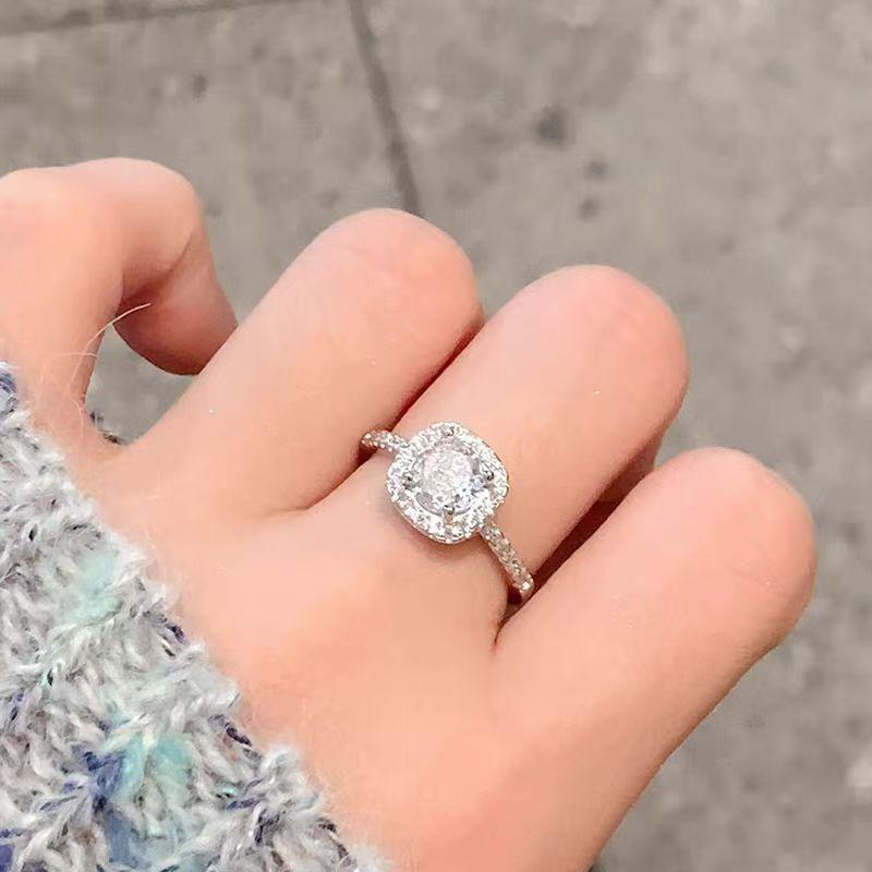 Kleiner kubusförmiger Ring für Damen, Eleganter schlichter Ring für Damen, Ring für den kleinen Finger mit tropfenförmigen Diamanten.