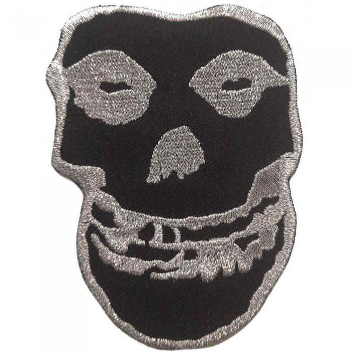 Chybí nášivka obrácené lebky