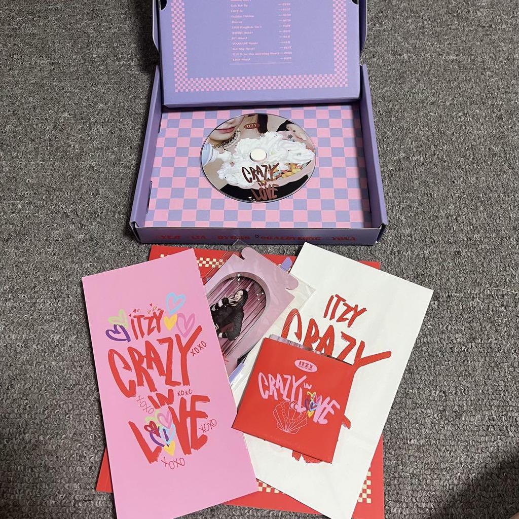 [USED] ITZY THE 1st ALBUM CRAZY IN LOVE with trading card
